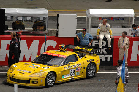 Jan Magnussen sidder på muren og venter på at komme i bilen inden starten på Le Mans.
(Foto: Motorsporten.dk)